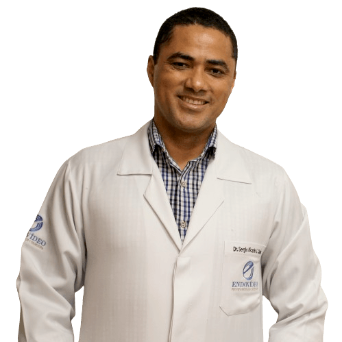 Dr. Sérgio Cunha, médico da Endovídeo, sorrindo