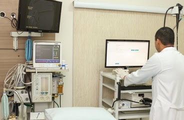 Dr. Sérgio preparando o equipamento de colonoscopia