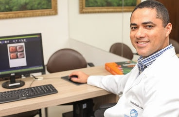 Dr. Sérgio em seu consultório